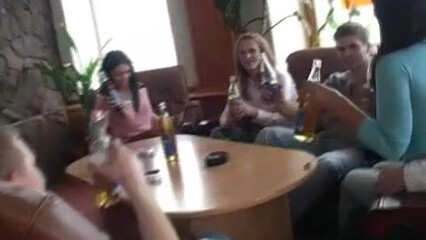 Шлюх вызвали на еблю