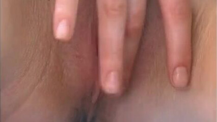 Необычный массаж киски для стройной блондинке с маленькими сиськами