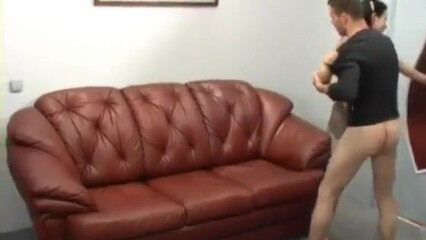 Чувак вернулся домой и поимел на кожаном диване спящую красотку
