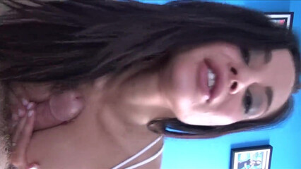 Домашнее порно крупно с симпатичной брюнеткой отсасывающей член