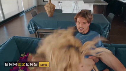 Озабоченный парень трахнул маму подруги, пока та была в ванной